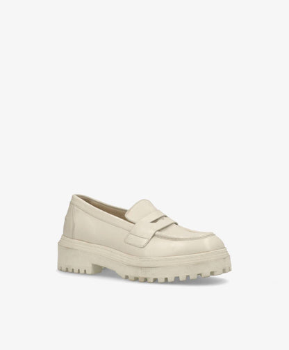 Beige loafersko med tyk, rillet sål på hvid baggrund.