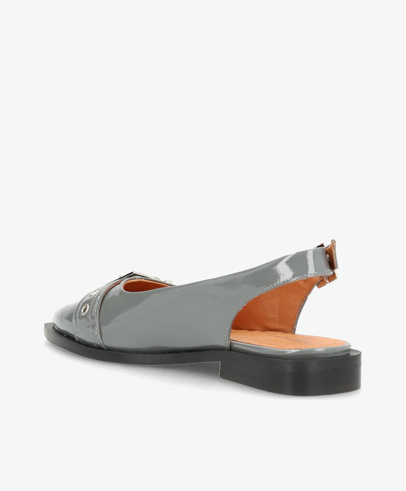 Grå, blank sandal med åben tå og justerbar rem bagpå.