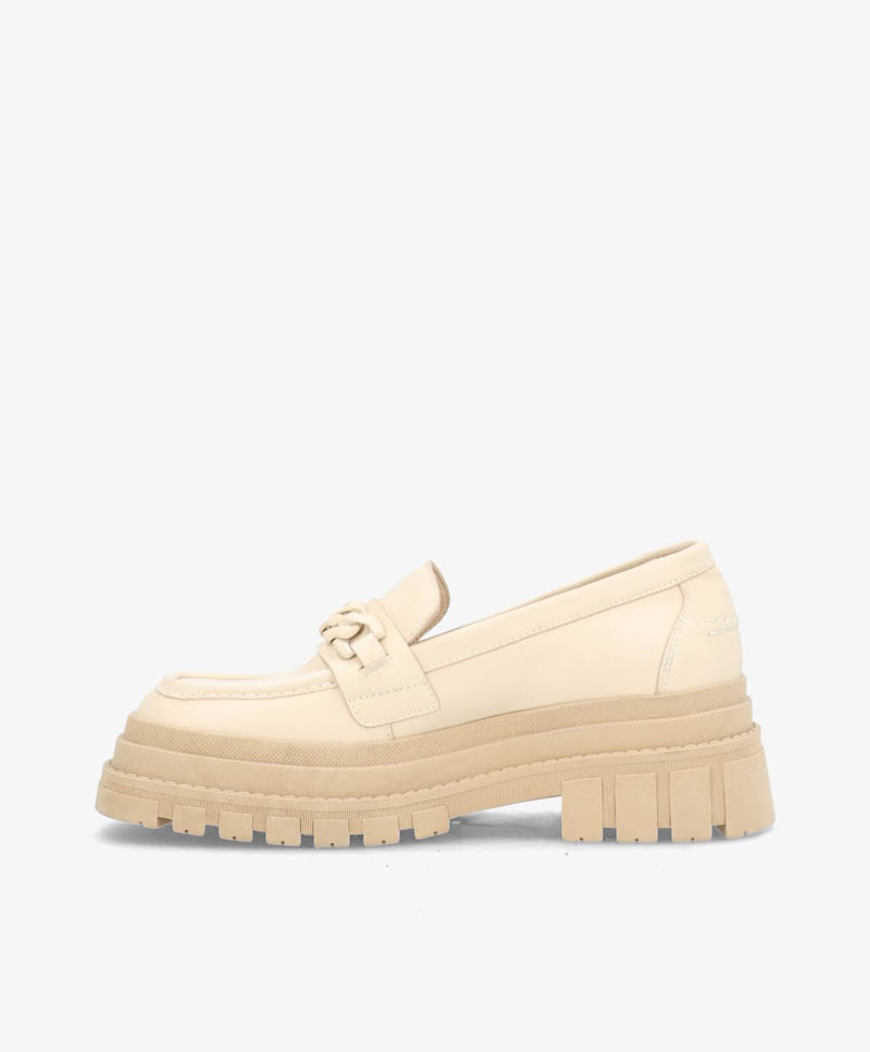 Beige loafer med tyk sål og dekorativ rem på siden, set fra siden mod en hvid baggrund.