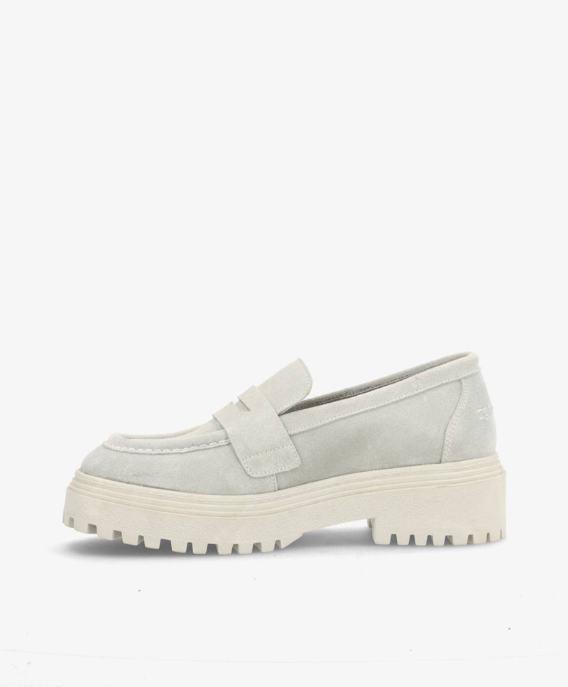 Lysegrå loafer med tyk, rillet sål og minimalistisk design.