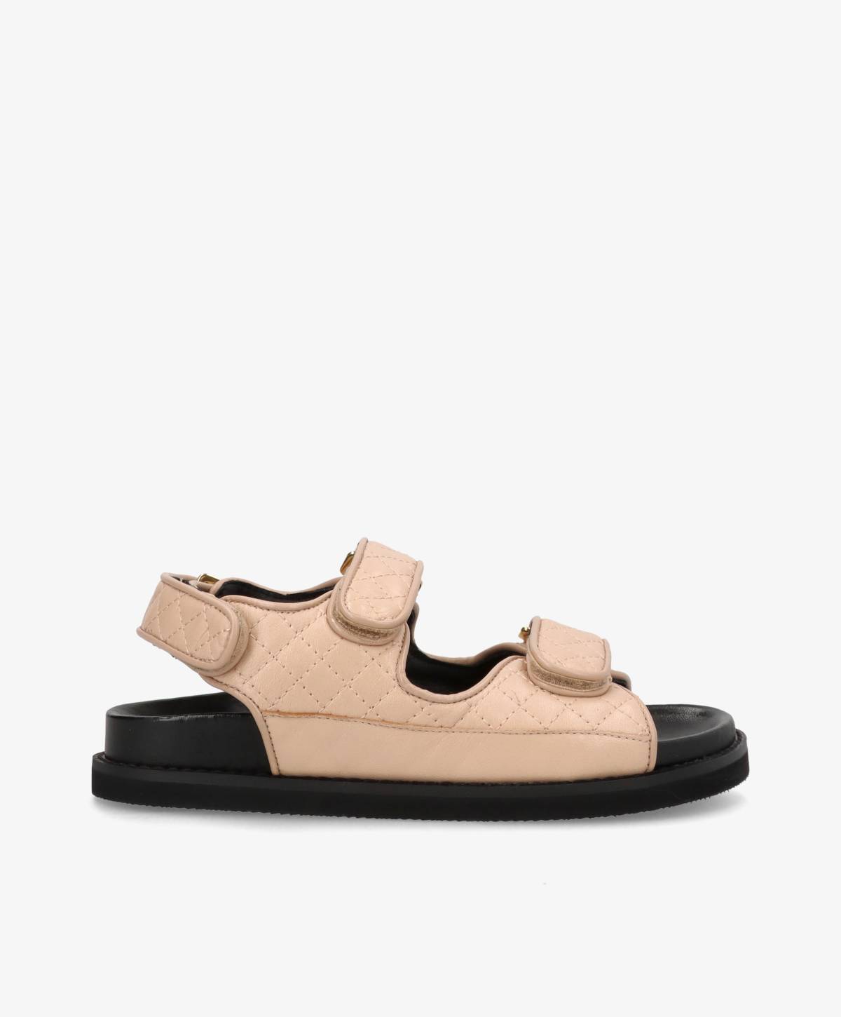 Lukket sandal fra phenumb i et quiltet, beige skind.