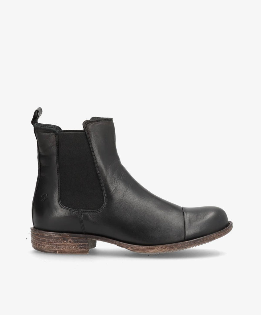 Kort, sort chelseastøvle i skind fra Shoedesign Copenhagen med bred elastik på siderne.
