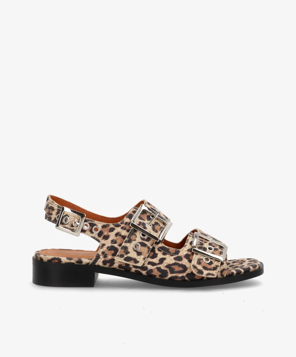 Leopardmønstret sandal med tre sølvspænder og sort sål.