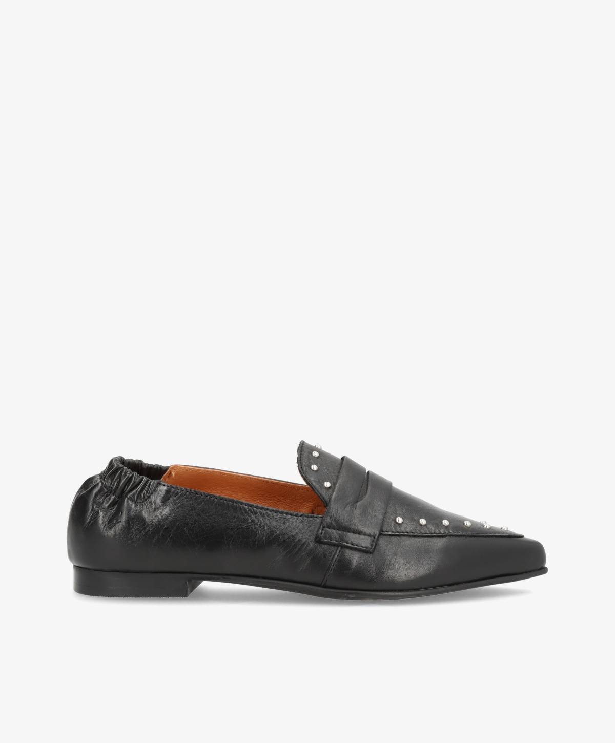 Sorte skindloafers fra Shoedesign Copenhagen med spids snude og nitter.