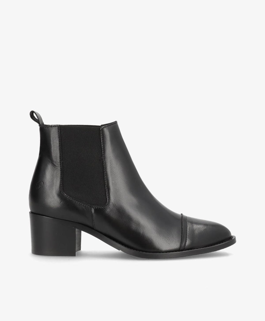 Korte, sorte skindstøvler fra Shoedesign Copenhagen med blokhæl og spids snude.