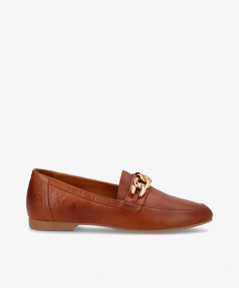 Cognac skindloafers fra Shoedesign Copenhagen med guldspænde.