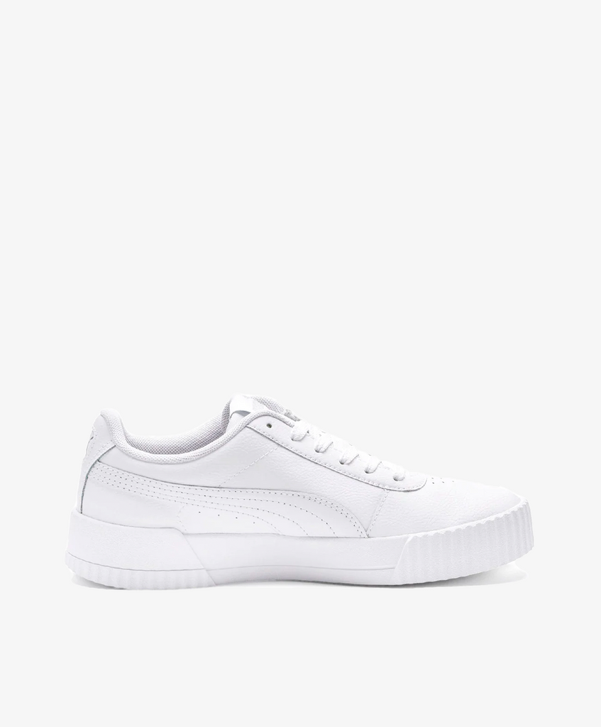 Hvide PUMA sneakers med snørebånd.