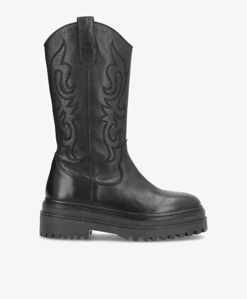 Sort cowboystøvle med dekorative syninger og tyk sål.