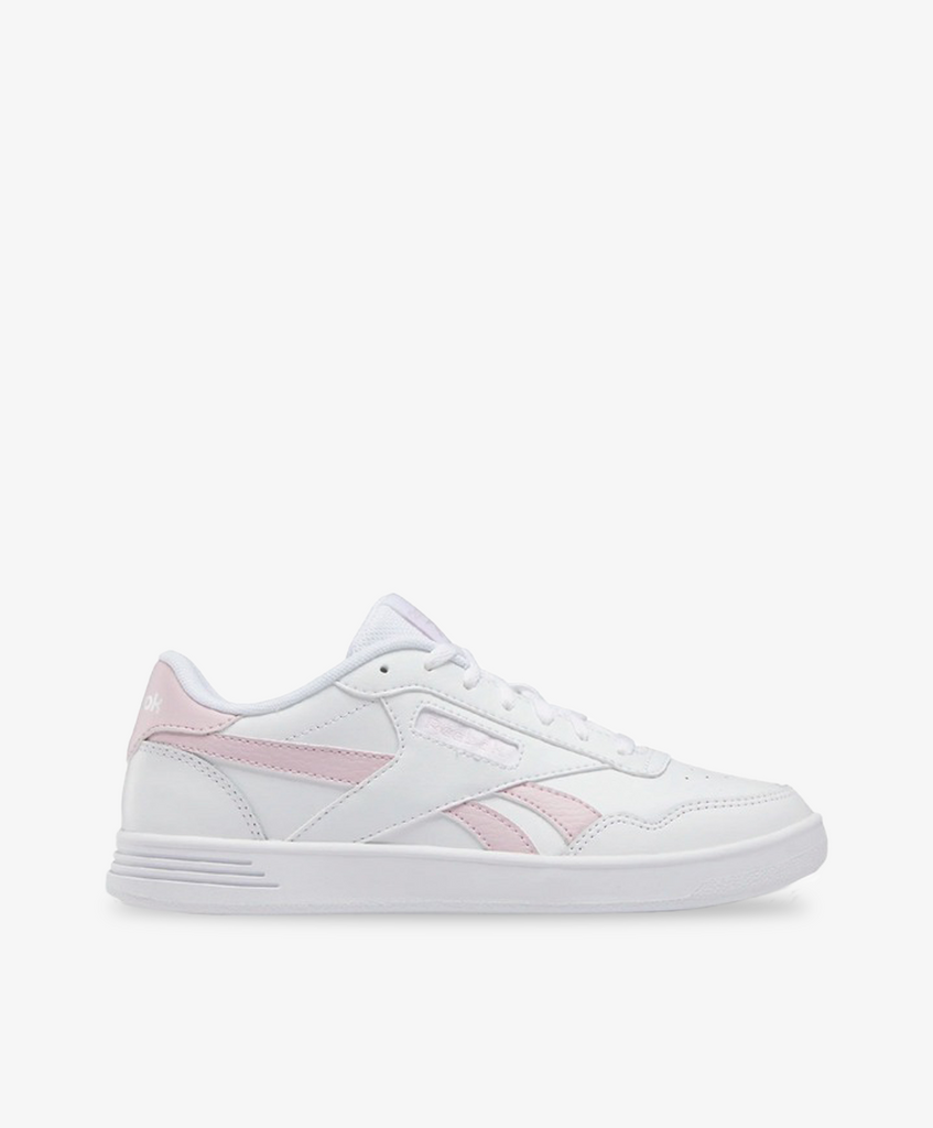 Hvide Reebok sneakers med lyserøde detaljer og snørebånd.