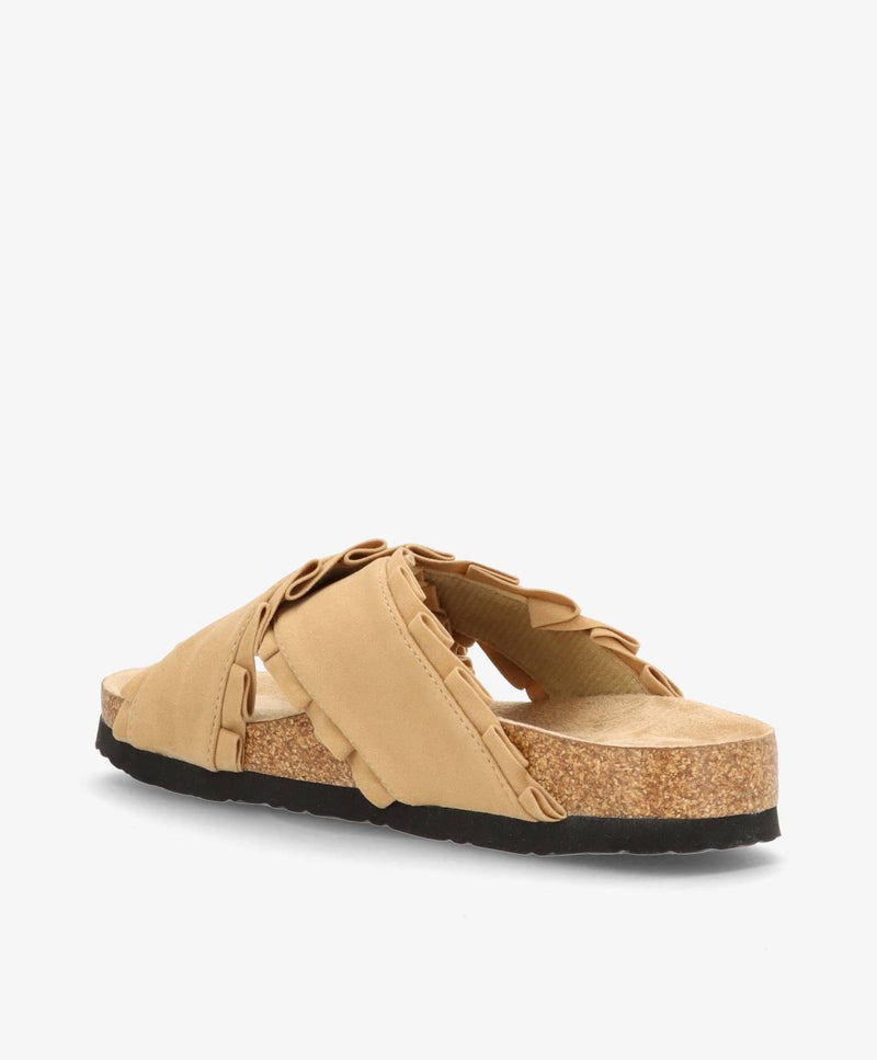 Sandfarvet sandal med korksål og sorte såler, set fra siden.