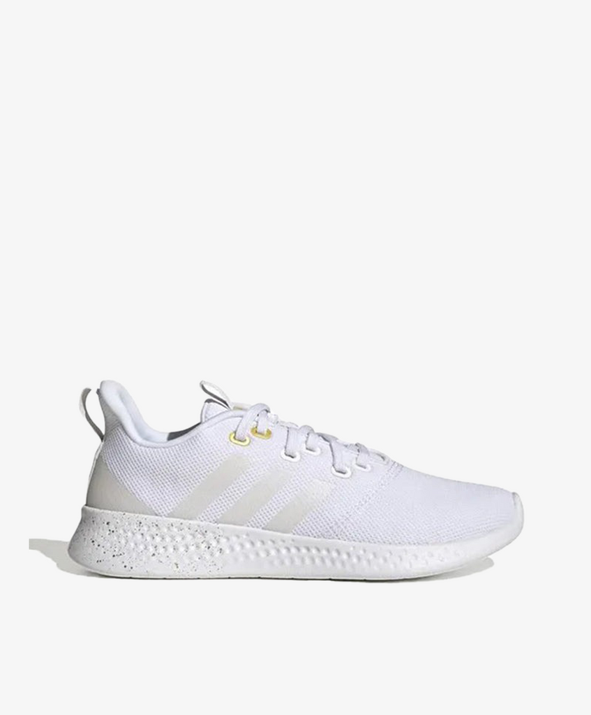 Hvide sneakers fra Adidas med guld detaljer.
