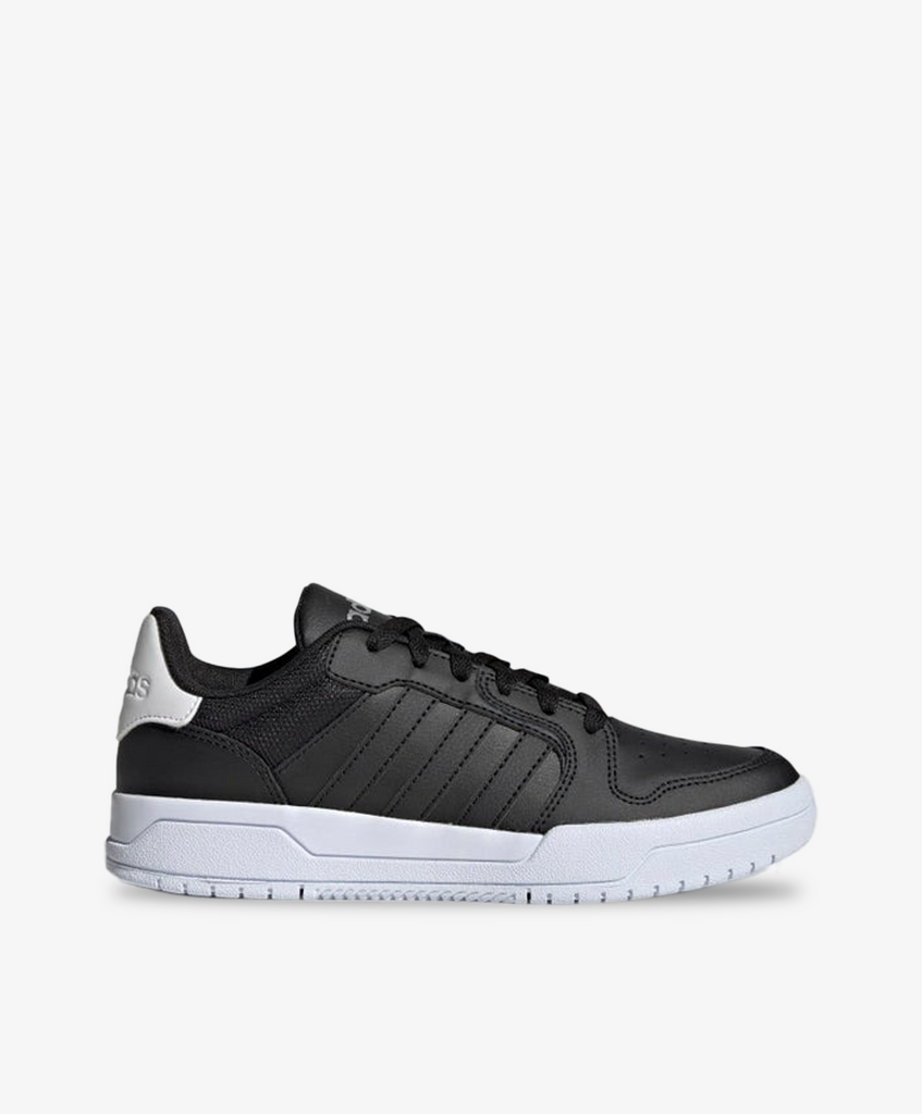 Sorte Adidas sneakers med en hvid bund og sort overdel.