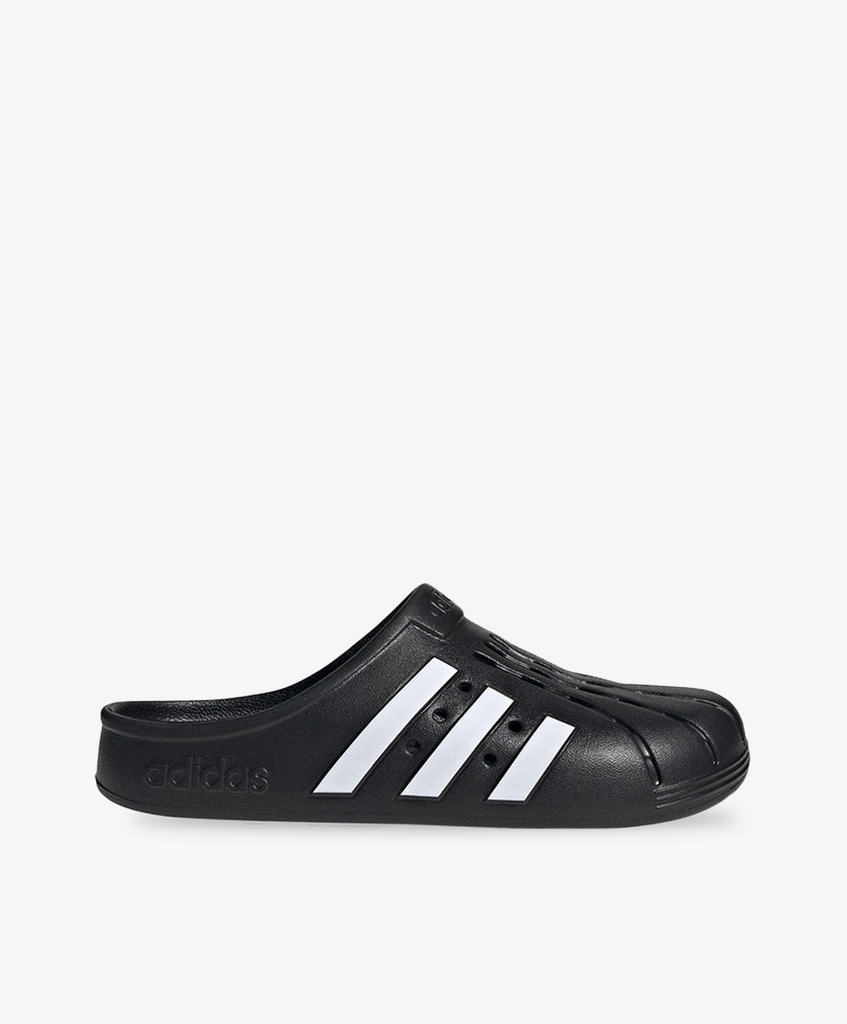 Adidas clogs i sort med hvide striber.