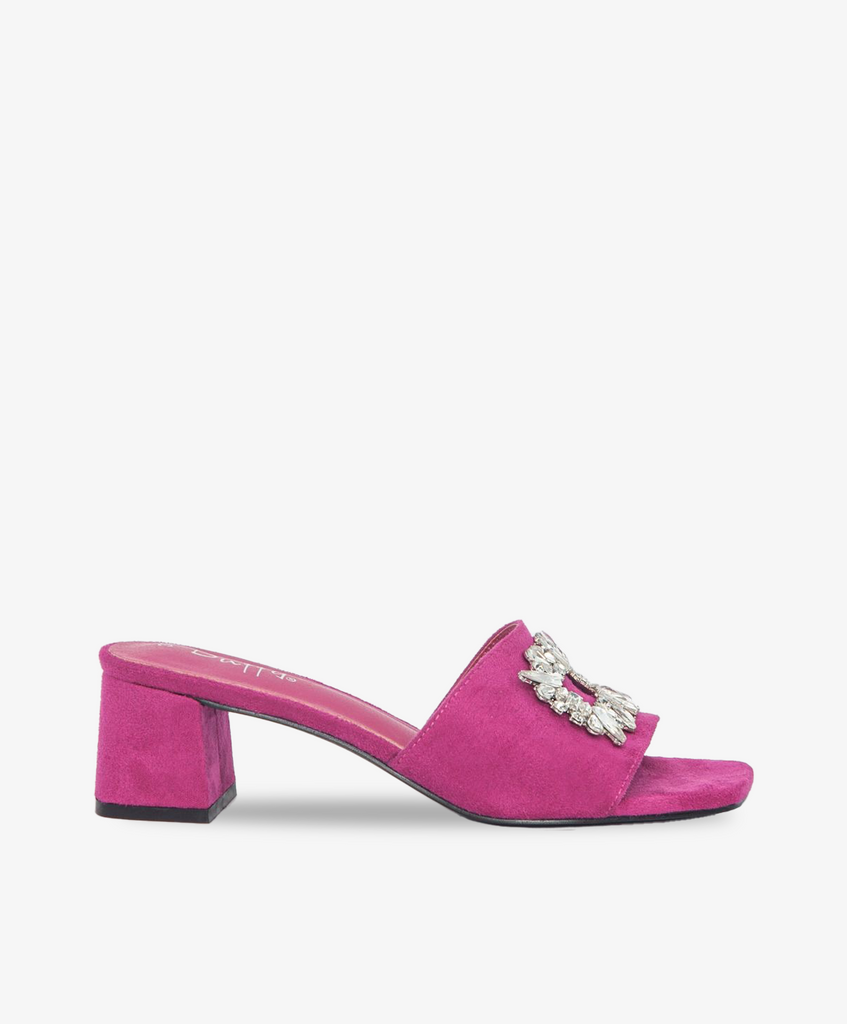 Pink sandaler fra Duffy med blokhæl og bred rem med stenbesat spænde.