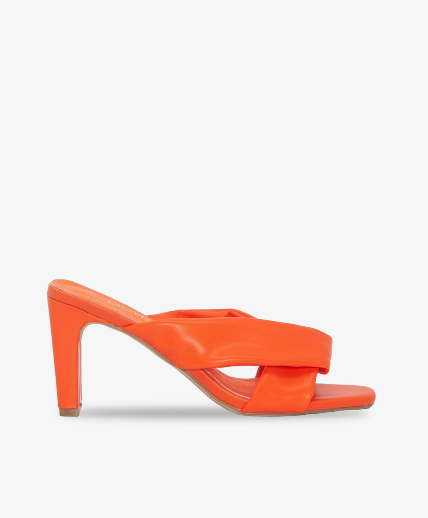 Orange sandaler fra Duffy med kantet hæl og remme, der samles i en knude foran.