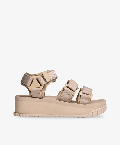 Beige Shaka sandaler med chunky kilehæl og velcroremme.