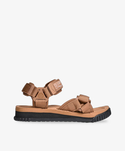 Brune Shaka sandaler med sort, kontrastbund og justerbare velcroremme.