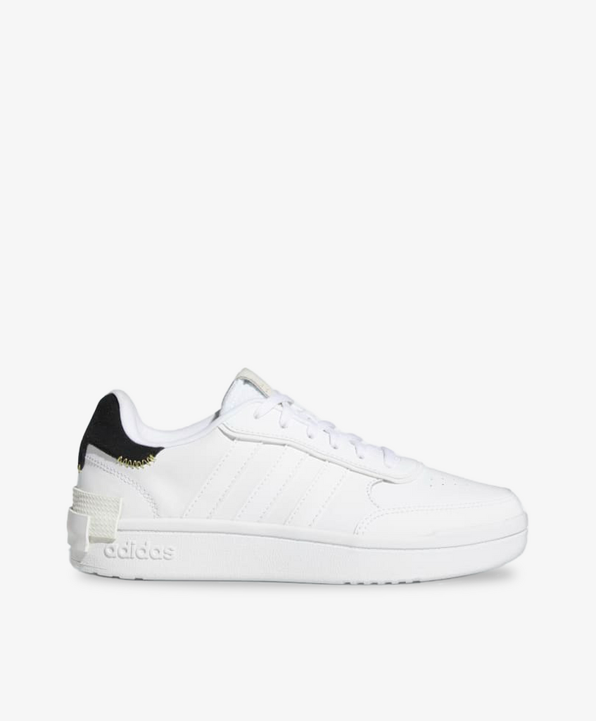 Adidas sneakers i hvid med logo på sålen.
