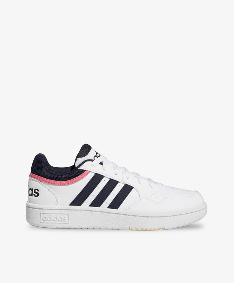 Sneakers fra Adidas i hvid med marineblå striber.