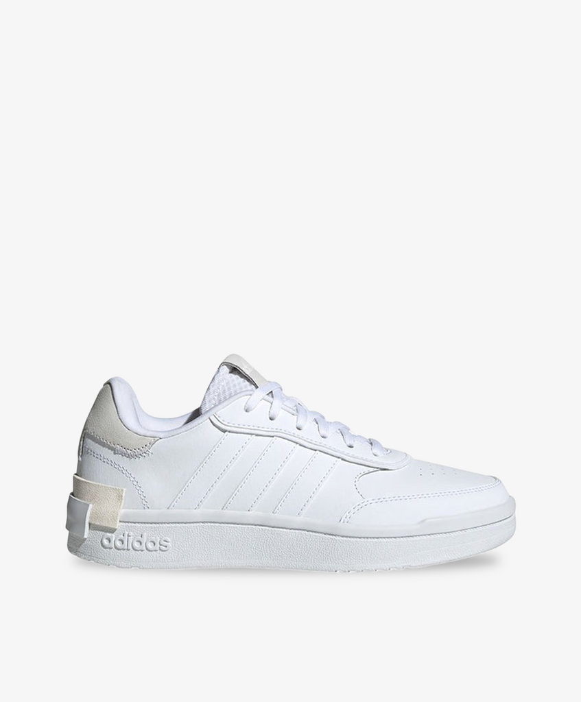 Hvide Adidas sneakers med logo på sålen og mesh på pløsen.