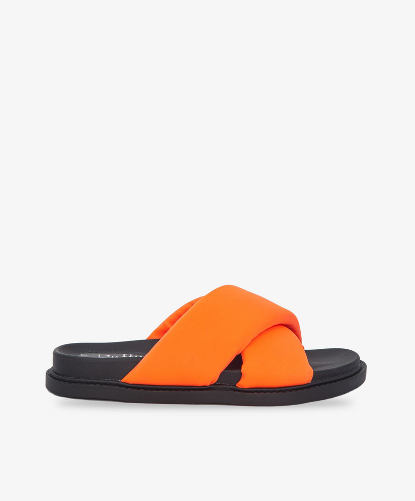 Duffy sandaler med orange krydsremme i et blødt og polstret materiale.