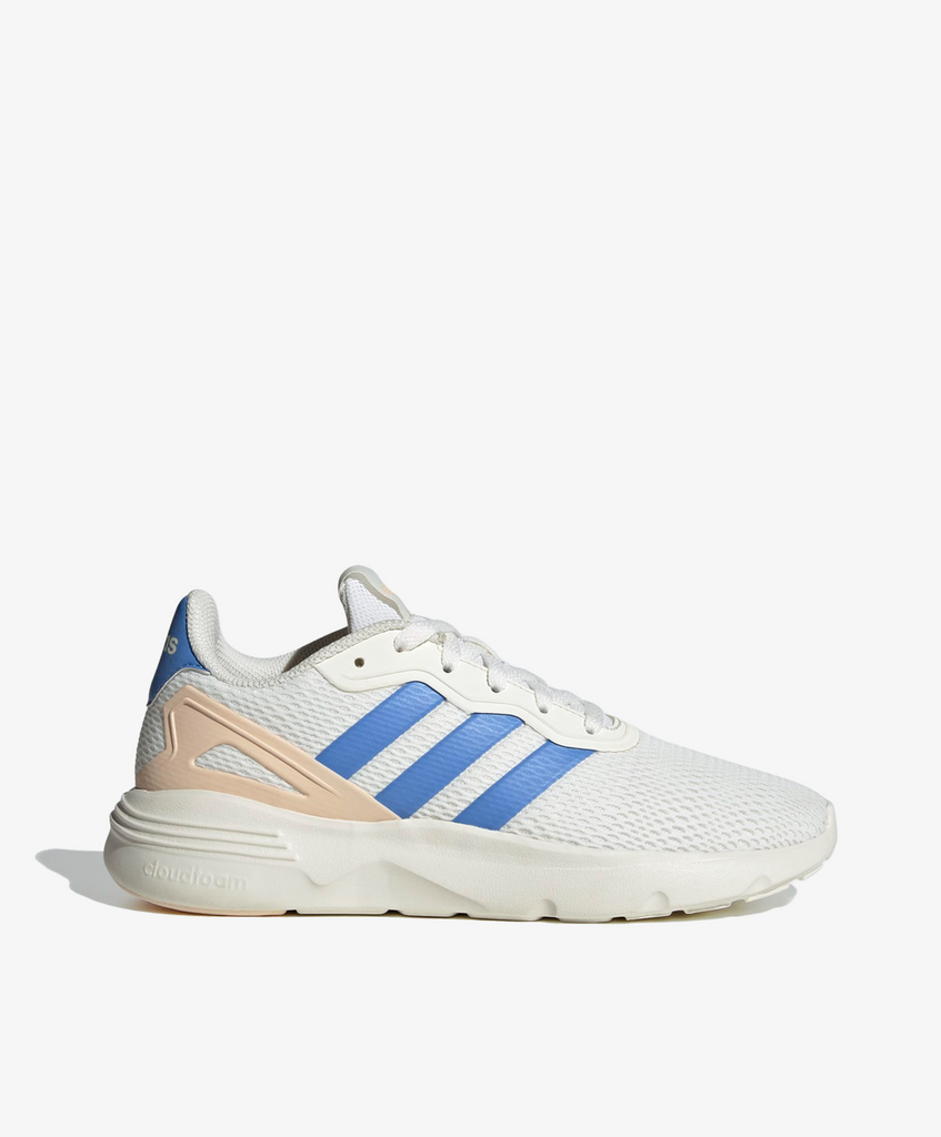 Hvide sneakers fra Adidas med blå logo striber og sandfarvet hælkap.