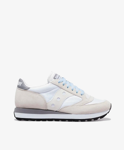 Hvide Saucony sneakers med chunky bund og lyseblå snørebånd.