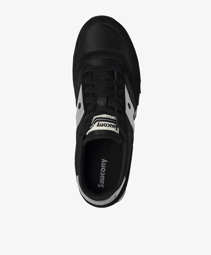 Sort og sølv sneaker set oppefra med mærket Saucony på tungen.