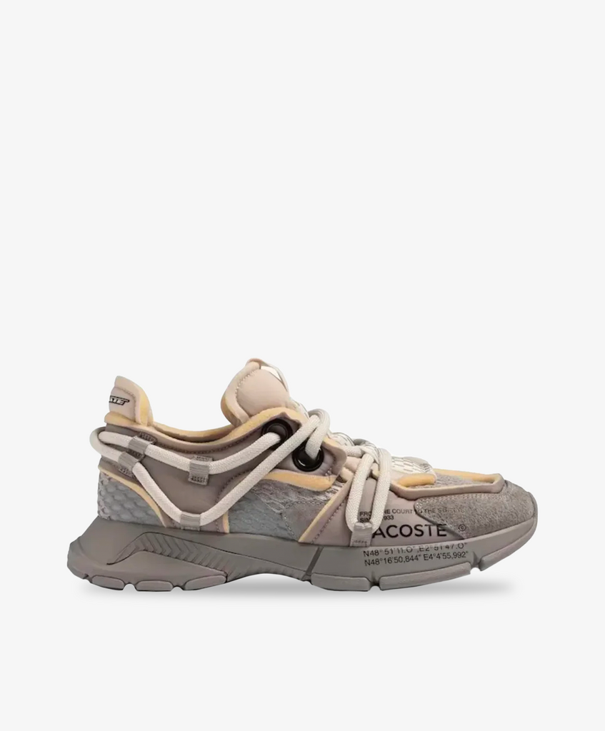 Grå Lacoste sneakers med chunky bund og beige detaljer.