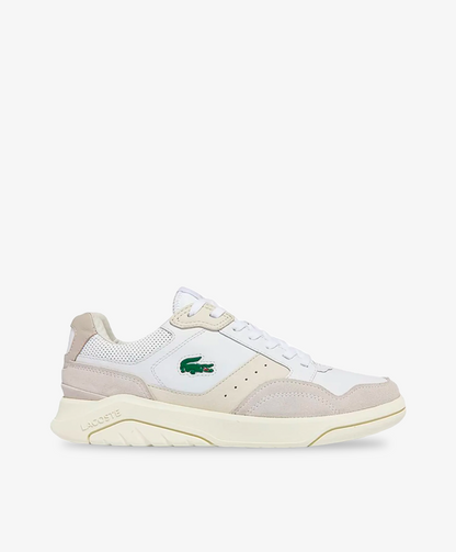 Hvide Lacoste sneakers med beige sål og grå detaljer.