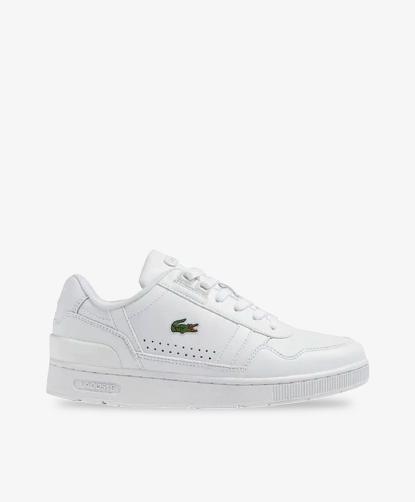 Hvide Lacoste sneakers med logo på siden og snørebånd.