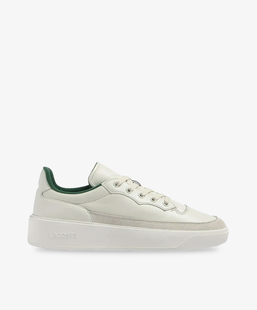 Hvide Lacoste sneakers med snørebånd og grøn hælkap.