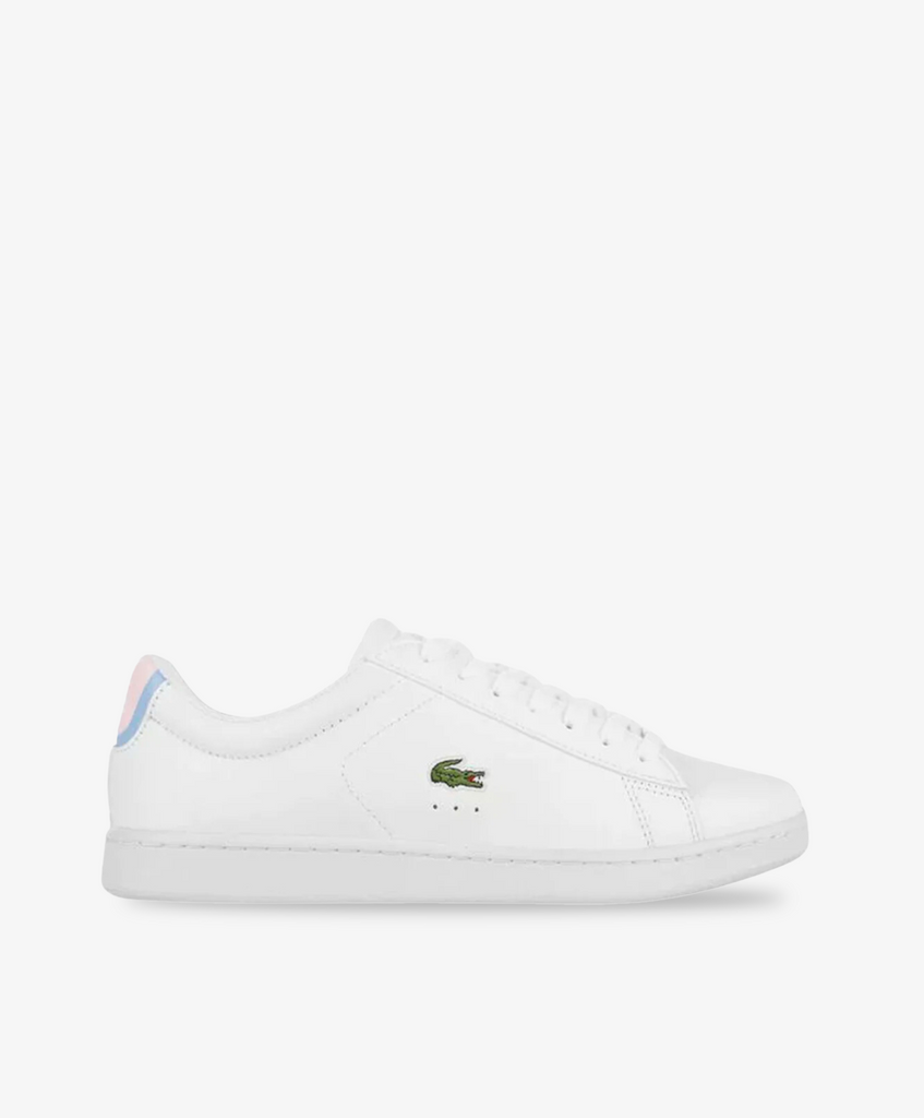 Hvide Lacoste sneakers med pastelfarver på hælkappen og snørebånd.