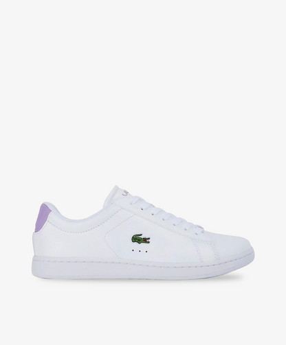 Hvide Lacoste sneakers med lilla detaljer på hælkappen.