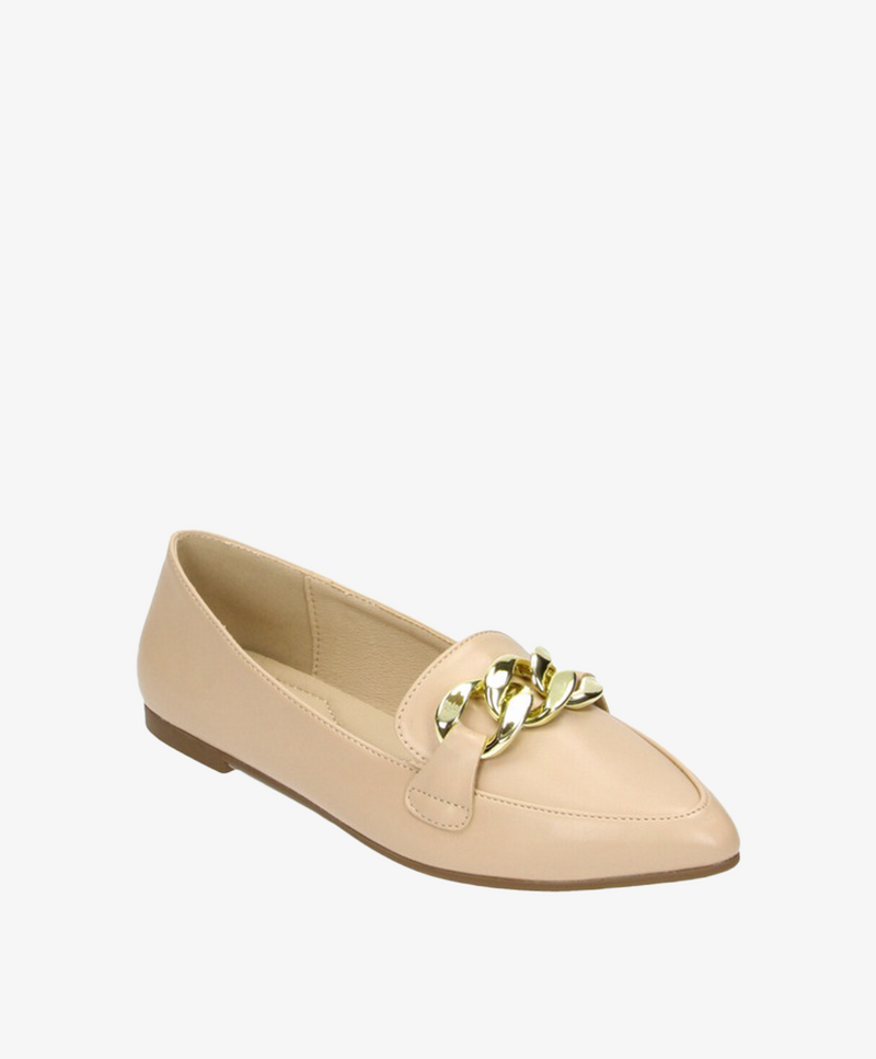 Beige dame loafer med guldkædedetalje.