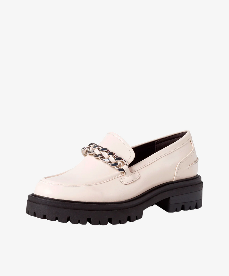 Offwhite dame loafer med kraftig sort sål og sølvfarvet kædedetalje.