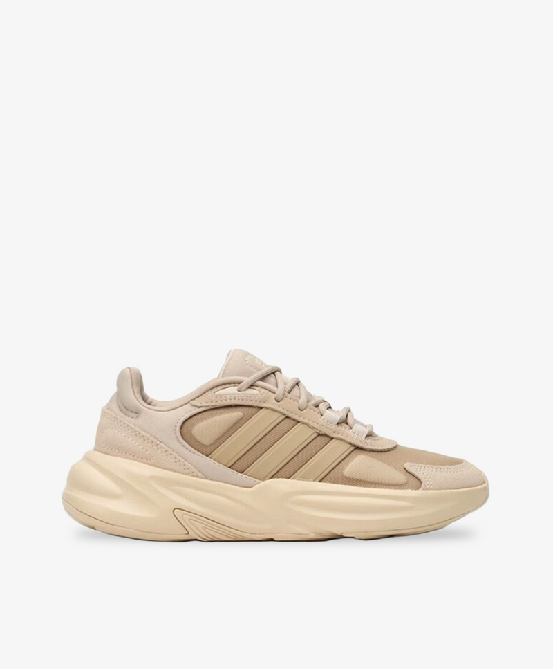 Beige Adidas sneakers med mørke beige logostriber.