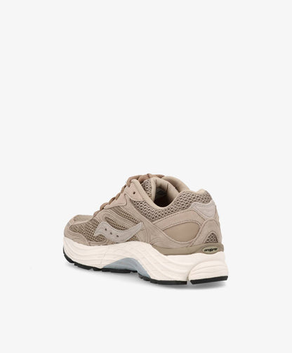 Beige sneakers til kvinder set bagfra med hvid sål og mesh-detaljer.