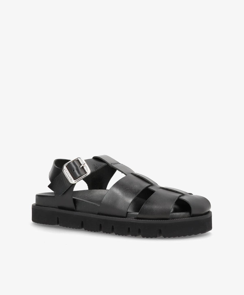 Sort damesandal med remme og spænde, set fra siden.