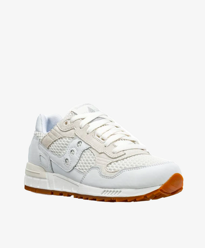 Hvid sneaker til kvinder med netdetaljer og brun gummisål.