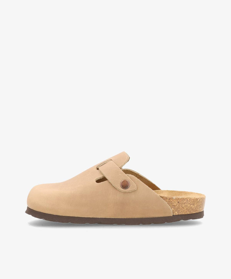 Beige slip-in damesko med korksål og brun knapdetalje på siden, set fra siden.