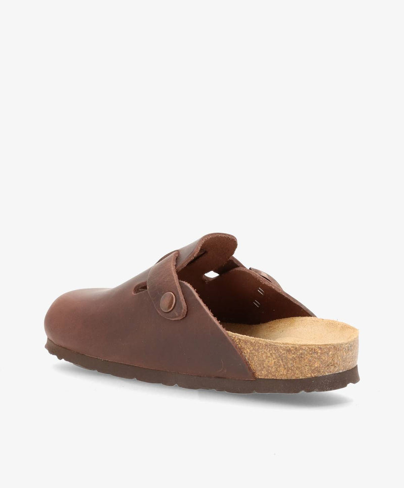 Brun slip-in damesko med åben hæl og justerbar rem, set fra siden.