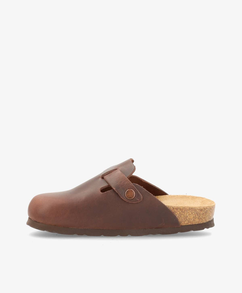 Brun slip-in damesko med læderoverdel og korksål, set fra siden.