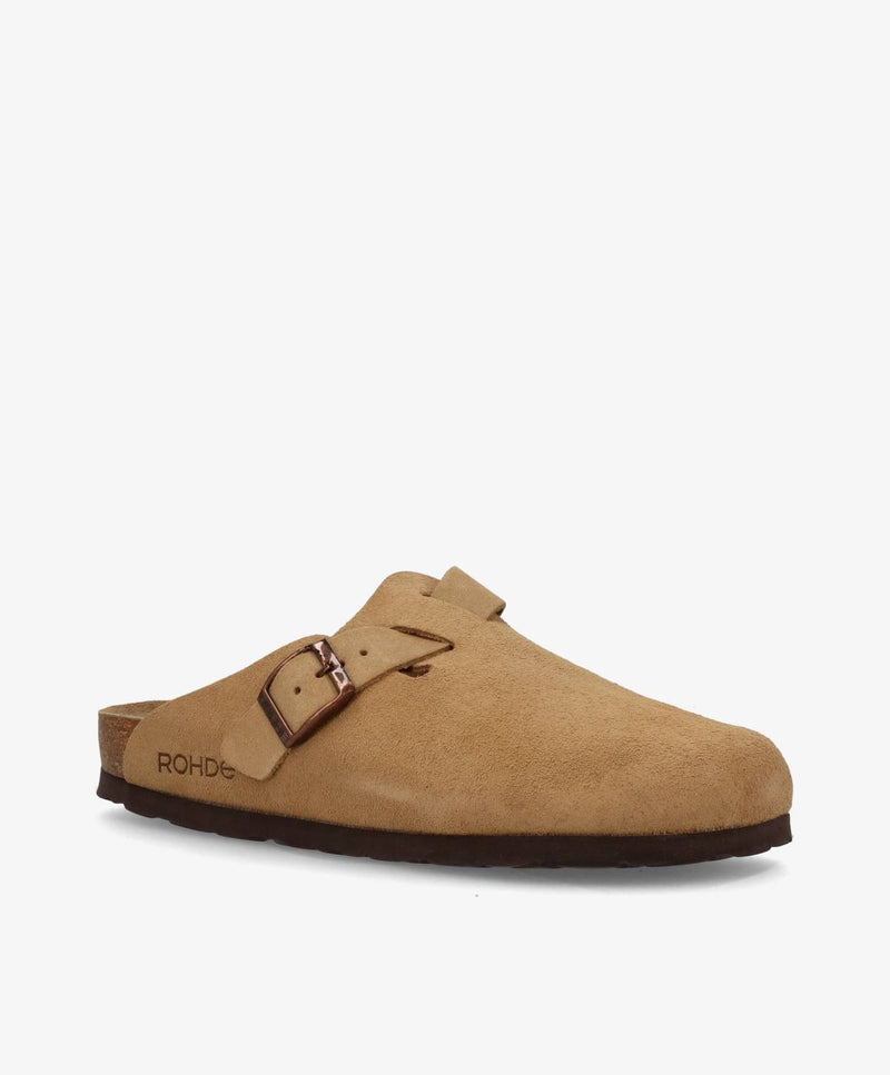 Brun slip-in damesko med spænde og sort sål.