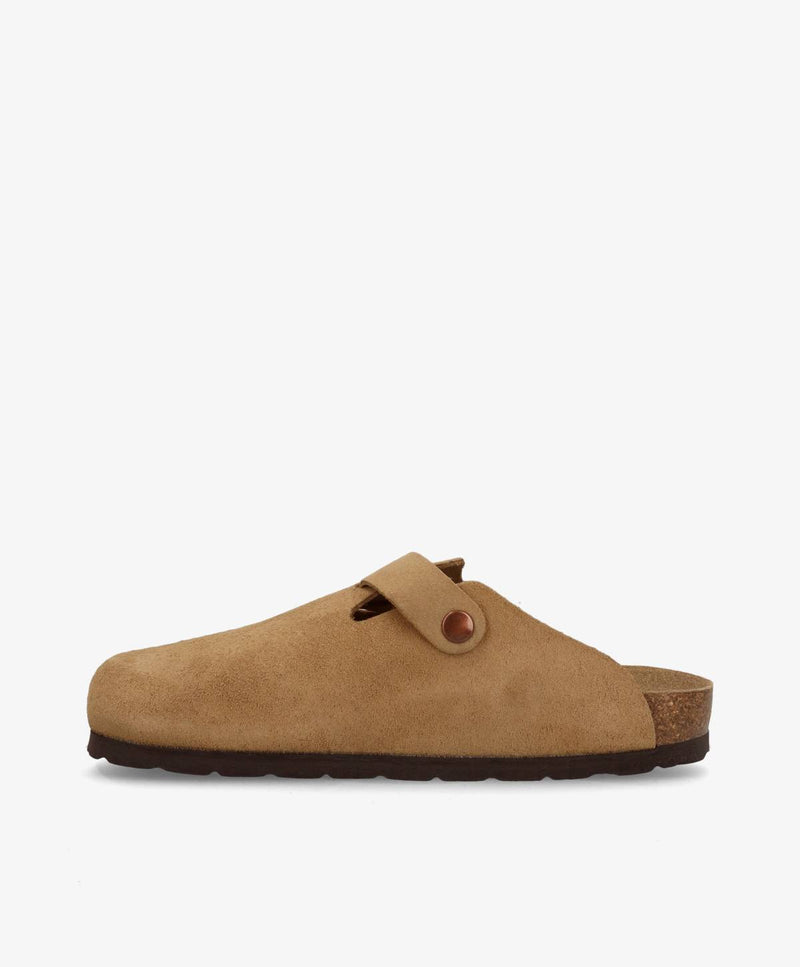 Brun slip-in damesko i ruskind med en rem over vristen og en korksål.