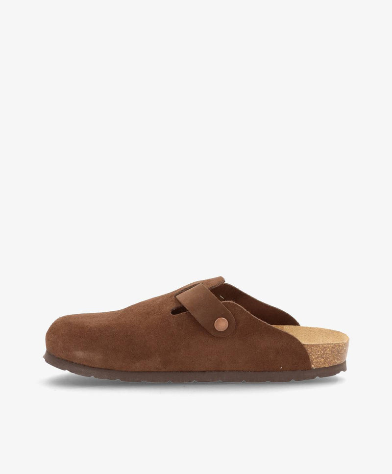Brun slip-in herresko i ruskind med en knapdetalje på siden, set fra siden mod en hvid baggrund.