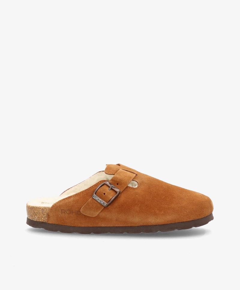 Brun slip-in damesko med spænde og korksål på hvid baggrund.