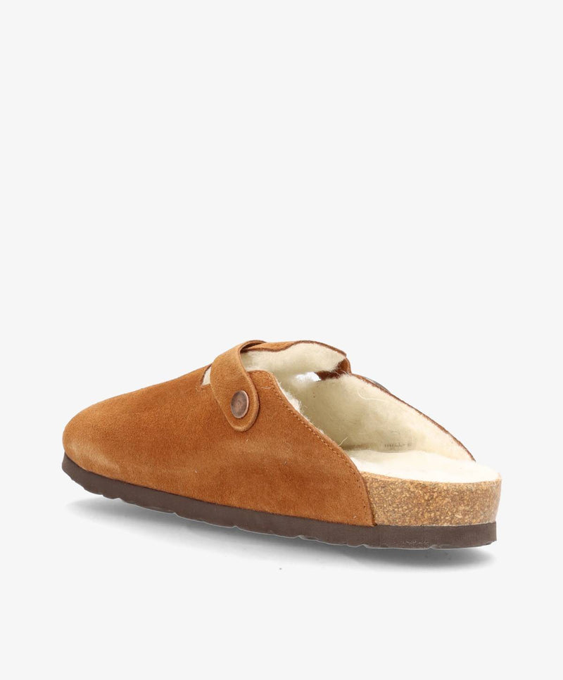 Brun slip-in damesko med knapdetalje og lys indersål, set fra siden.