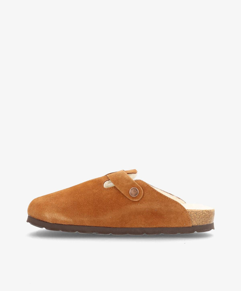 Brun slip-in damesko i ruskind med en knapdetalje og en mørk sål.