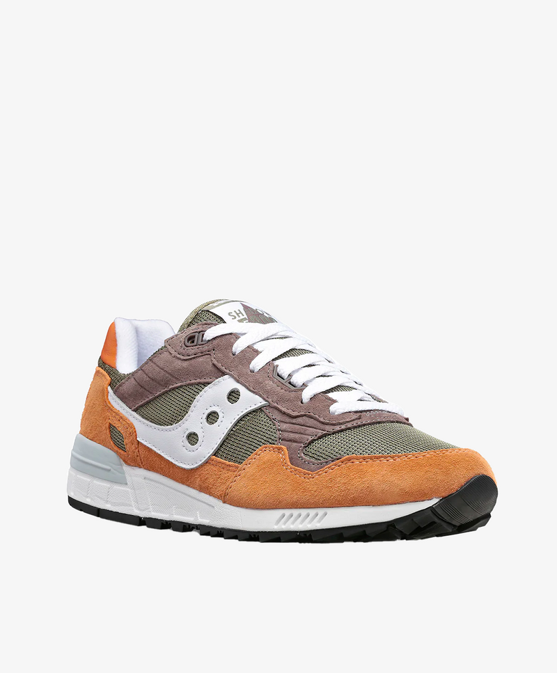 Orange og brun sneaker med hvid sål og snørebånd, set fra siden.